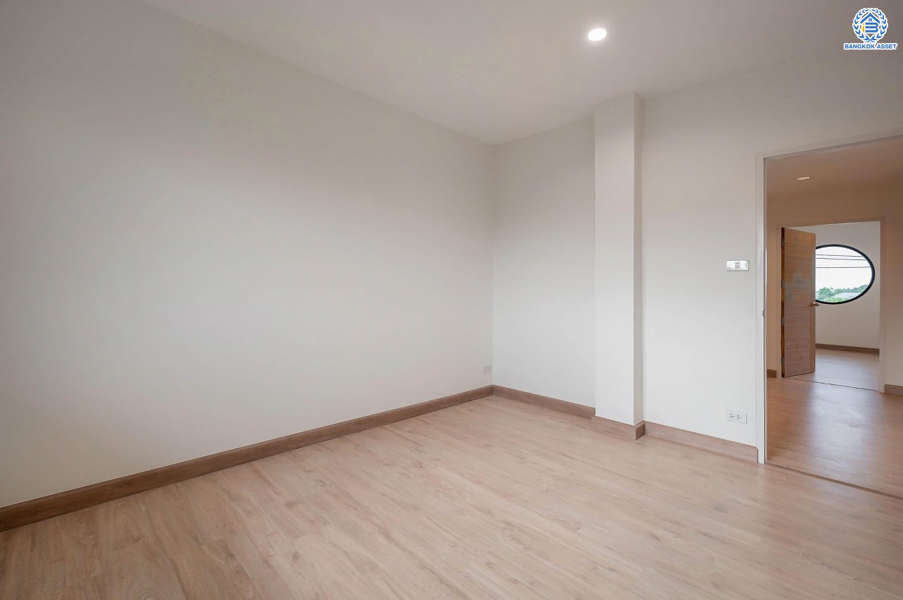 บ้านมือสองตกแต่งใหม่ โครงการ มณธานี บางแค บ้านเดี่ยว 3 ชั้น ดีไซน์หรูหรา เนื้อที่กว้าง 55.3 ตร.ว. พื้นที่ใช้สอย 240 ตร.ม. ฟังก์ชัน 5 ห้องนอน 4 ห้องน้ำ 2 ที่จอดรถ ฟังก์ชันครบตอบทุกไลฟ์สไตล์ บนทำเลศักยภาพ เชื่อมต่อถนนกาญจนาภิเษก ใกล้เดอะมอลล์บางแค ใกล้รถไฟฟ้าสายสีน้ำเงิน "สถานีหลักสอง" และจุดขึ้นทางด่วน "กาญจนาภิเษก"...